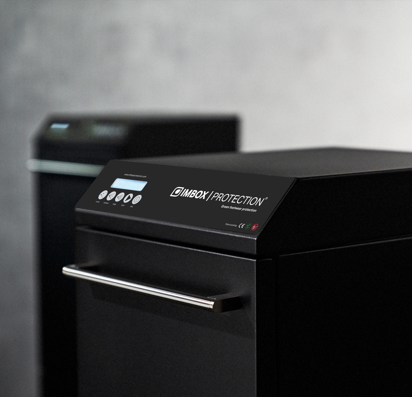 IMBOX im Fokus auf grauem Hintergrund