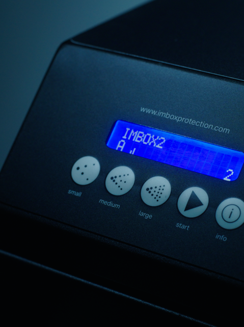 Close-up of display and bottoms on IMBOX Original on grey background