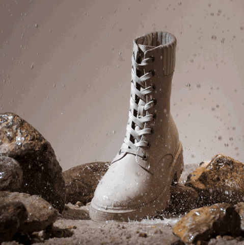 Beige boots with laces rejecting stones