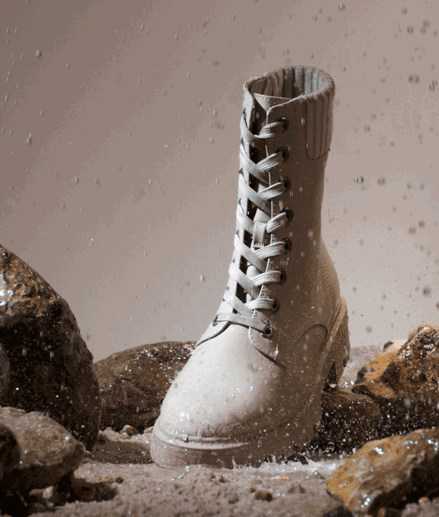 Beige boots with laces rejecting stones