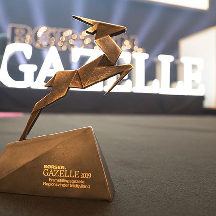 Børsen Gazelle award rewarded to Imbox Protection i 2019 in front of sign