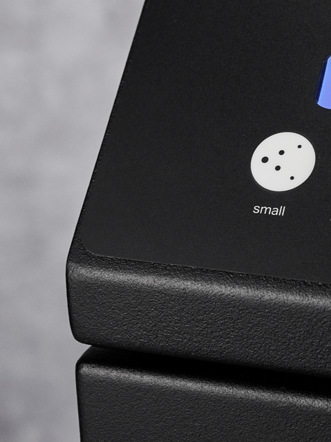 Nahaufnahme des Displays und der Unterseite des IMBOX-Originals auf grauem Hintergrund