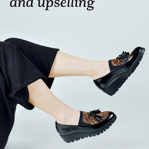 Titelseite des Servicekonzepts und Upselling-Whitepapers mit schwarzen Schuhen