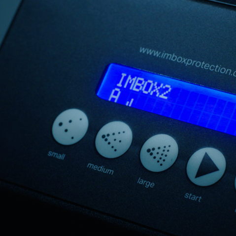 Display der schwarzen IMBOX Original Schuhschutzmaschine