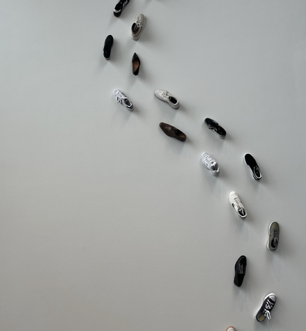 Verschiedene Schuhe laufen gegen die Wand